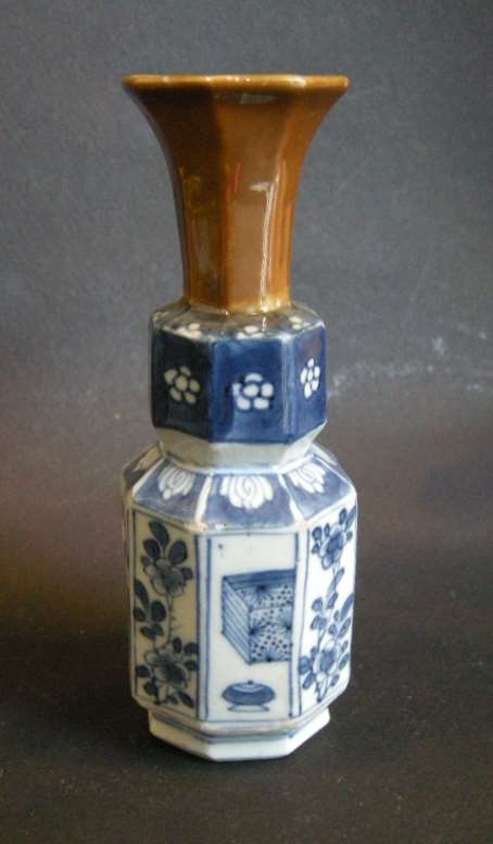 Small vase octagonal porcelain "blue and white" the neck enamelled Brown - Kangxi period